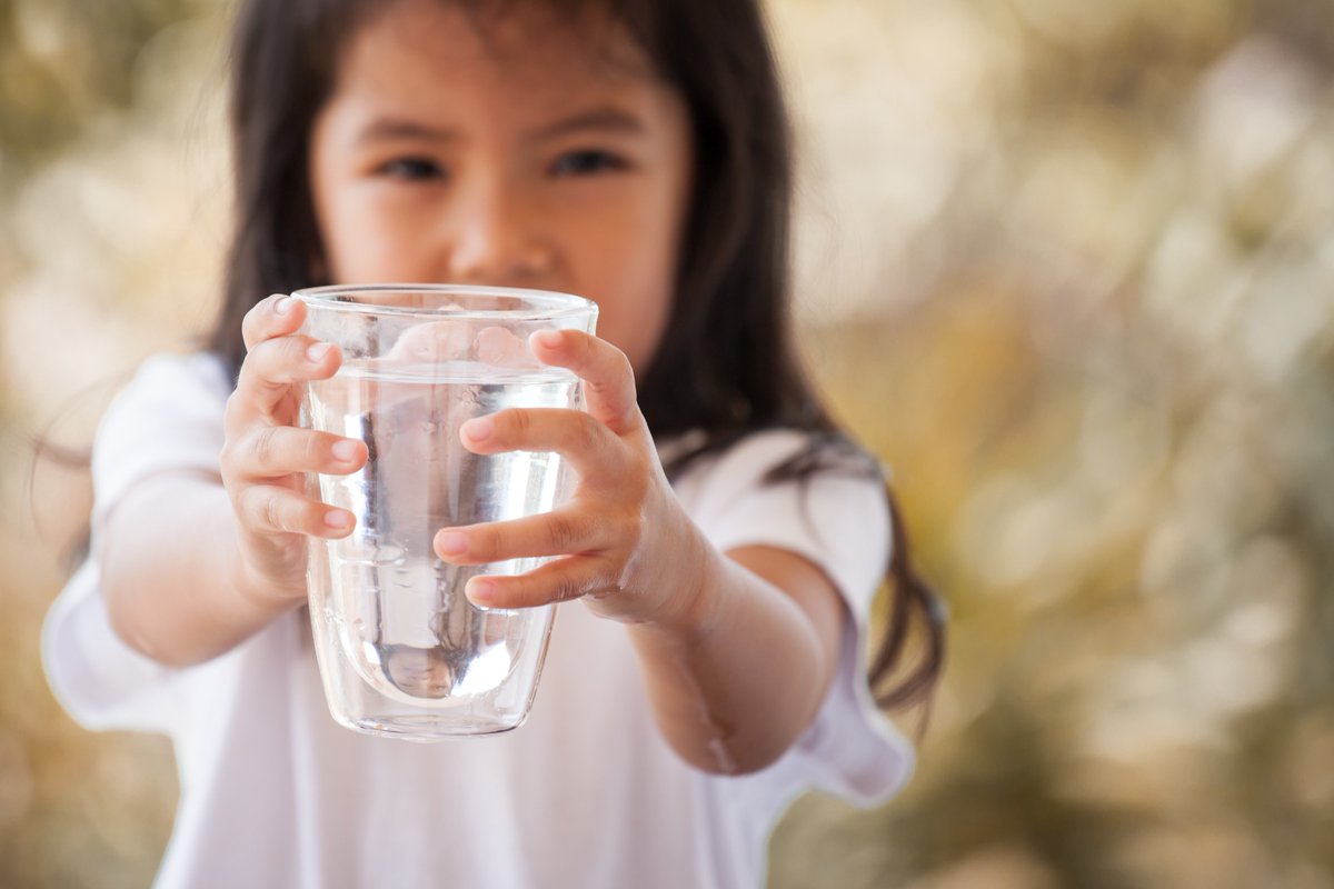 Transparente_ES's tweet photo. Sabemos bien que los productos de proximidad nos garantizan una máxima frescura y un menor impacto ambiental. Por eso hemos creado el concepto TRANSPARENTE: tu agua filtrada, obtenida localmente, saludable, sostenible, sin residuos ni problemas de almacenamiento. https://t.co/w7X1dsccF0