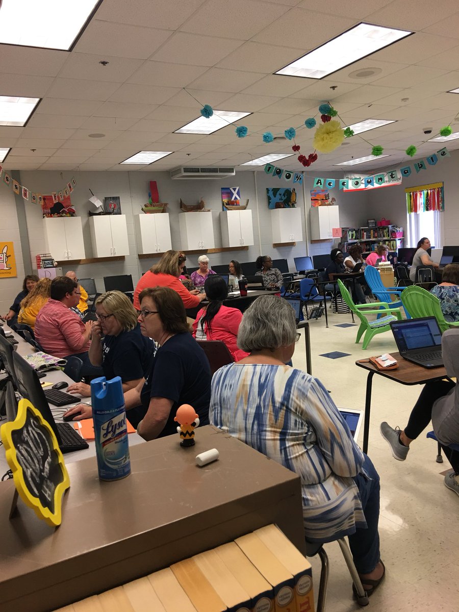 StephanieRush18's tweet photo. Lots of tech learning @JDCSNews #jdcspride #jdcstech https://t.co/2iZFAq90T8