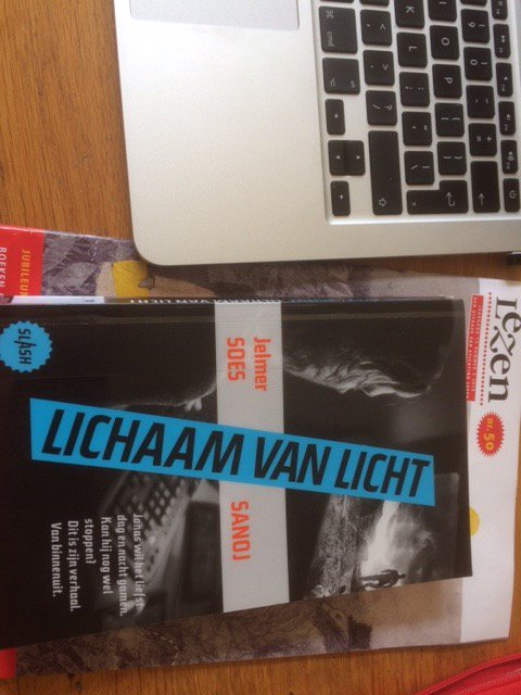 marjolijnhovius's tweet photo. Goed nieuws: @bieb024 voegt een nieuwe titel toe aan het succesvolle B/Slash-project: Lichaam van licht. En ik mag weer de bijbehorende opdrachten maken. Mooi werk! #leesbevordering #leesplezier #vmbo #Chambers https://t.co/PALRVeJFz7
