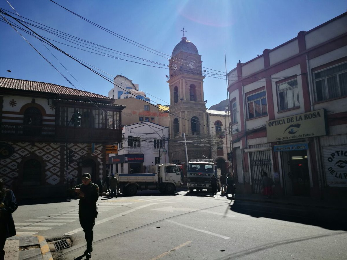#Oruro
Volqueteros bloquean varios accesos a la urbe, exigen la devolución de herramientas, maquinaria y volquetas que fueron decomisadas el pasado jueves en la cantera de #Iroco, donde presuntamente se realizaba explotación ilegal de piedra.