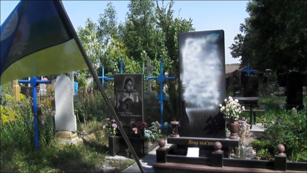 У місті Хмельник вандали познущались над могилою українського бійця Сергія Муравського.

Сергій Муравський загинув 13 липня 2014 року у бою під час операції із розблокування Луганського аеропорту оточеного терористами.