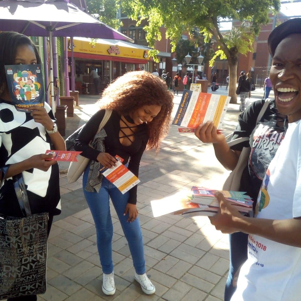 Out and about at the state theatre with @Xabiso_Vili and @moafrika01 featured poets at this year's @SABookFair

@NBW_SA #SABF2018 #OURSTORIES #NBW2018 #NationalBookWeek