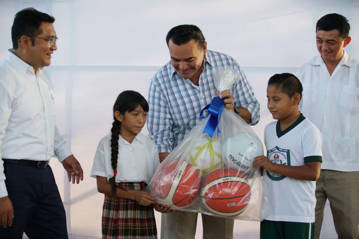 RenanBarrera's tweet photo. Que gusto saludar a los niños y niñas de la Escuela Primaria “Agustín Franco Villanueva” , y además tener la oportunidad de reiterar mi compromiso con las familias meridanas para apoyar en la educación. https://t.co/ToAv6qafWd https://t.co/8zC4rfQONl
