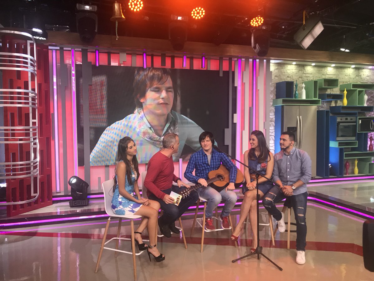 gabifeld's tweet photo. Ahora estamos con @NahuelPennisi en @unitelbolivia en el programa #LaBatidora ! Sería como @MorfiTelefe de BOLIVIA !! Un fuerte abrazo a @gerardorozin y Gracias por mostrar a todo America Latina a tantos artistas !!  @Aledebagge @SonyMusicArg @sonymusicbo https://t.co/KbIMPiIO1Q