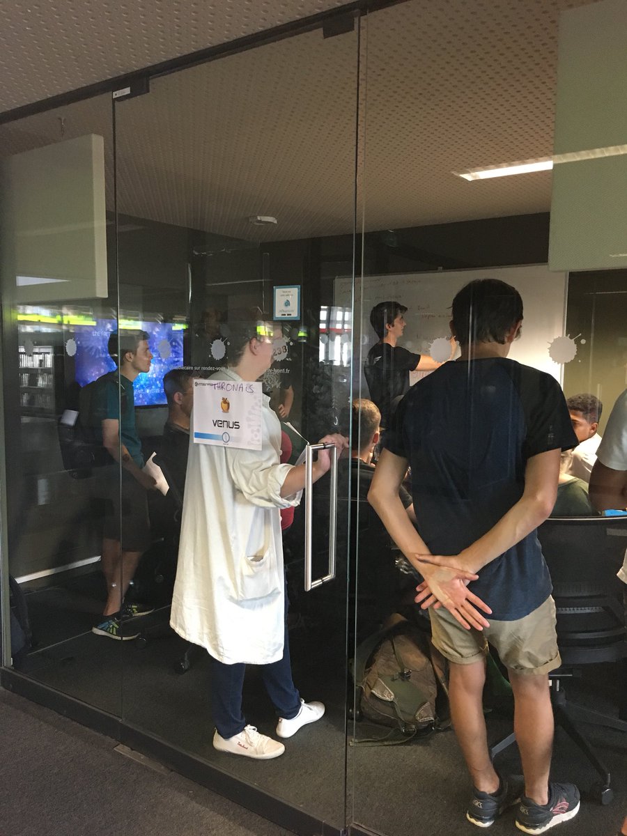 BULyon1's tweet photo. Chaque faction s’unit pour tenter de résoudre les énigmes de l’escape game #integratio #accueildesL1 https://t.co/M1EmgSpOuU