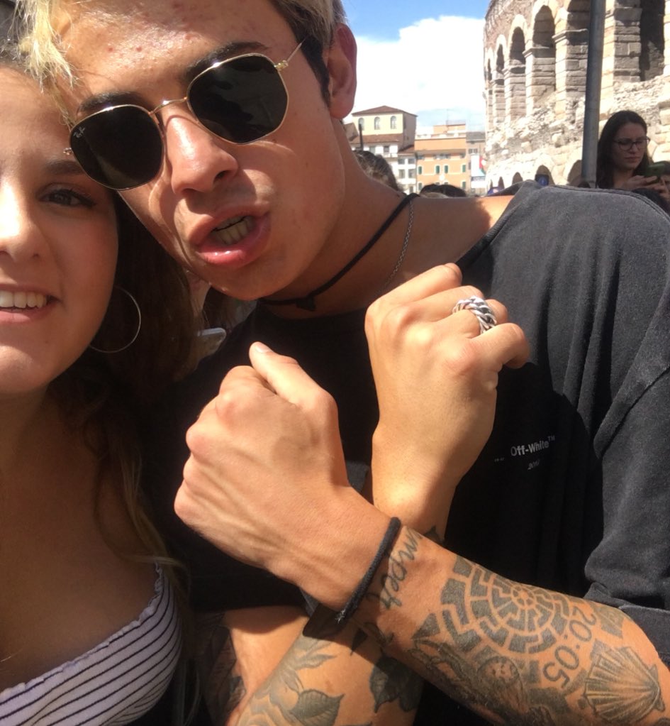 escapewithfede's tweet photo. Questa foto è per tutte quelle ragazze che amano le mani di Federico. Bacioni😘😘 https://t.co/tHsKGSLcxA