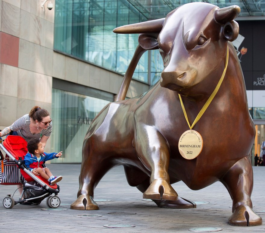 birminghamcg22's tweet image. Congratulations to the @Bullring - 15 years old today and such a great success for regeneration in Birmingham. 
Here's the iconic #BirminghamBull with the gold medal we presented for the #birmingham2022 Commonwealth Games Homecoming party for @TeamEngland