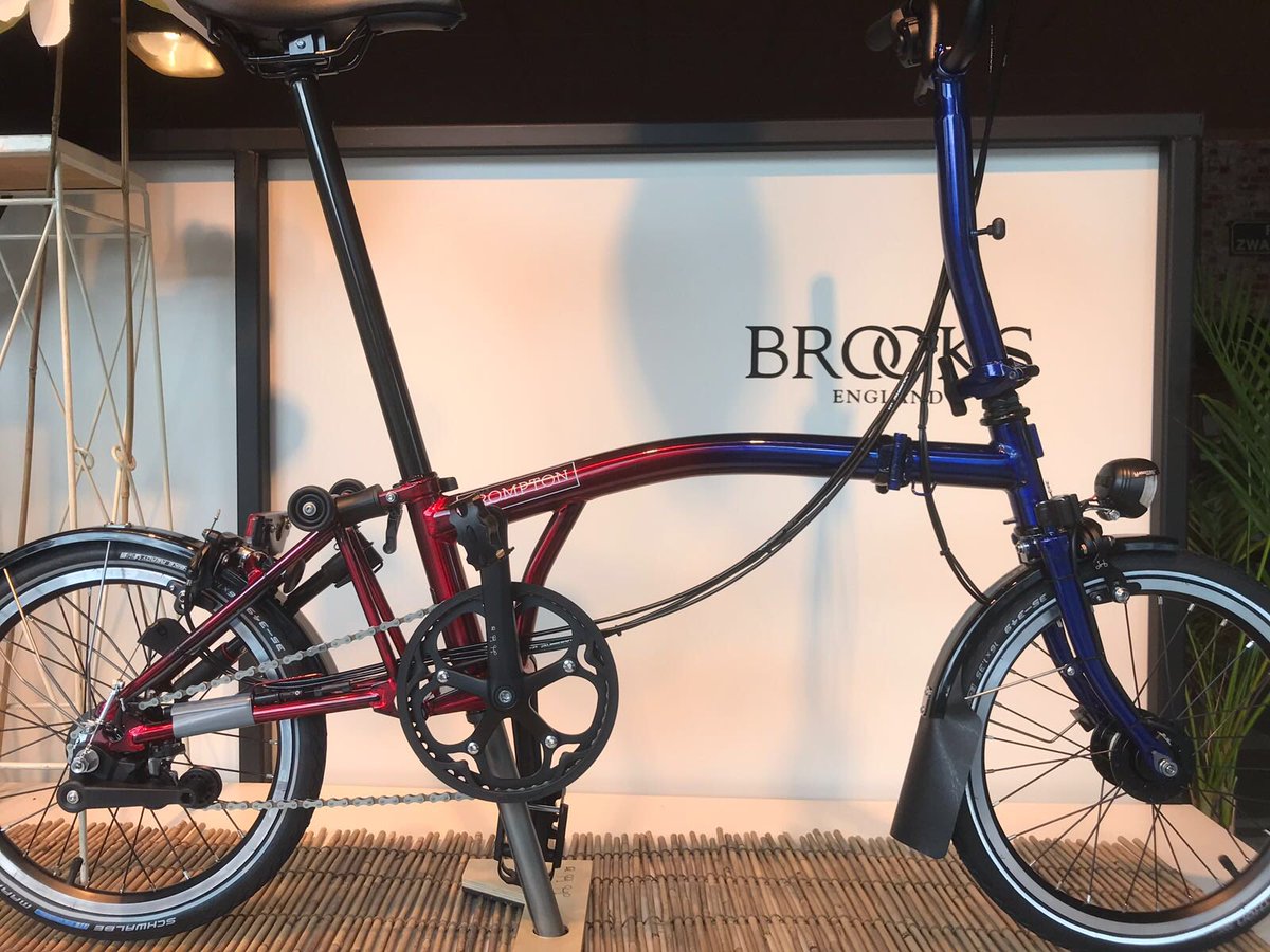 Brompton special edition 9 straatjes. 

#zwaanbikesrotterdam

#nooitmeereengestolenfiets #brompton #9straatjes #rotterdam #bromptonpremiumshop #bromptonbicycle #fietsoplossing