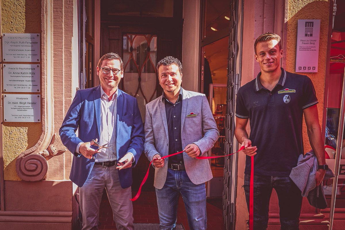 scfreiburg's tweet photo. Vorstand Oliver #Leki durchtrennte zusammen mit dem Leiter Merchandising, Florian #Derstroff symbolisch das rote Band für den neuen Standort ✂️ https://t.co/rHrujjY6uW