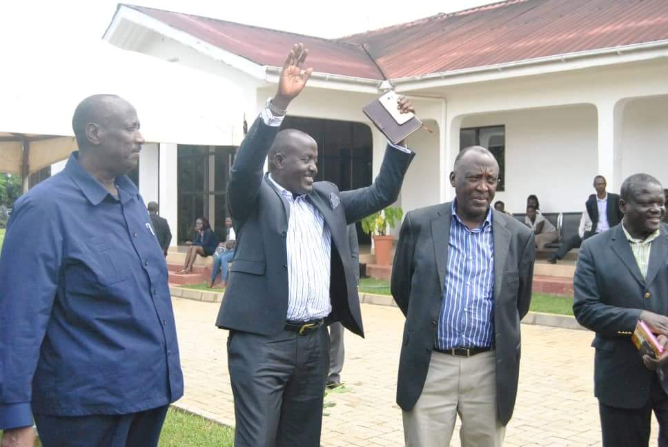 SoftPowerNews's tweet photo. #OWC Chief Coordinator, Gen Saleh (Rtd) introduces his team in Kabarole district where he has spent a week + engaging communities on #TransformingUganda #agriculture, finished #products, #wealthcreation and industrialisation; Gen Rusoke, Col Kalyebala, Maj @JNkojo, @OWCUg https://t.co/764HkG5EZW
