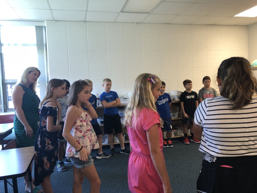 BenFranklinFPS's tweet photo. Starting out #fourthgrade with a #communitycircle. What a great way to build community this year. :) #pridefps https://t.co/l6wI0xylm9
