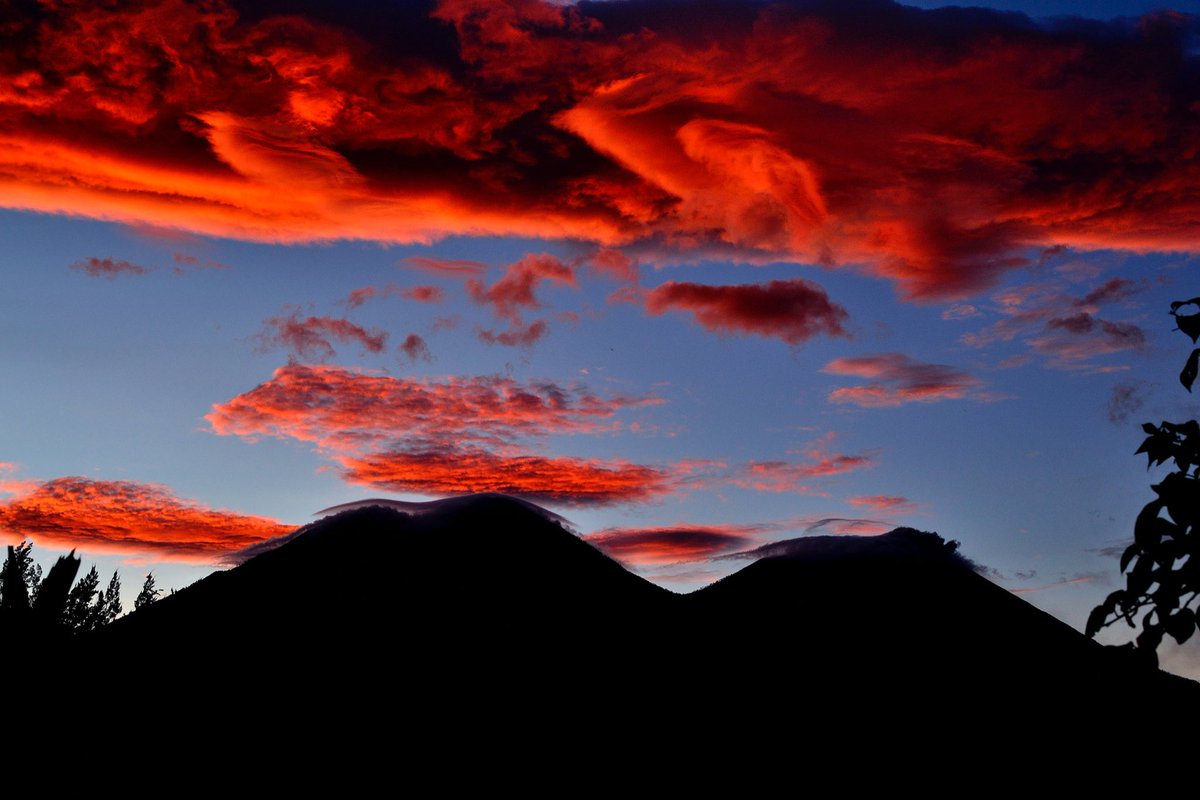 A beautiful sunrise over the Acatenago/Fuego Volcanoes ⁦<a href="/MeredithFrost/">Meredith Frost</a>⁩