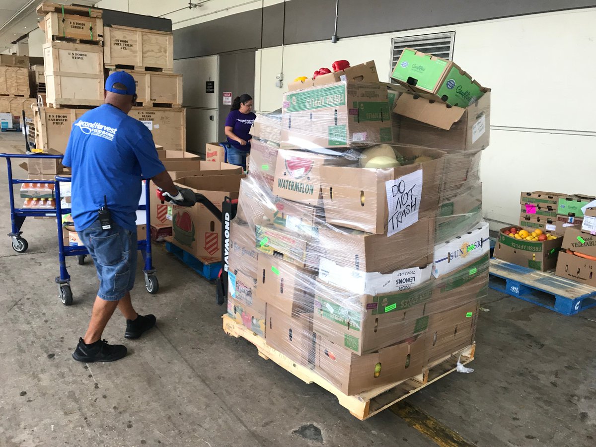 OCCC's tweet photo. We love when events give back to the local community! Here's a behind-the-scene look of @USFoods #FoodFanLive, where volunteers loaded up donations to @feedhopenow! https://t.co/JyNmpJ5VWm