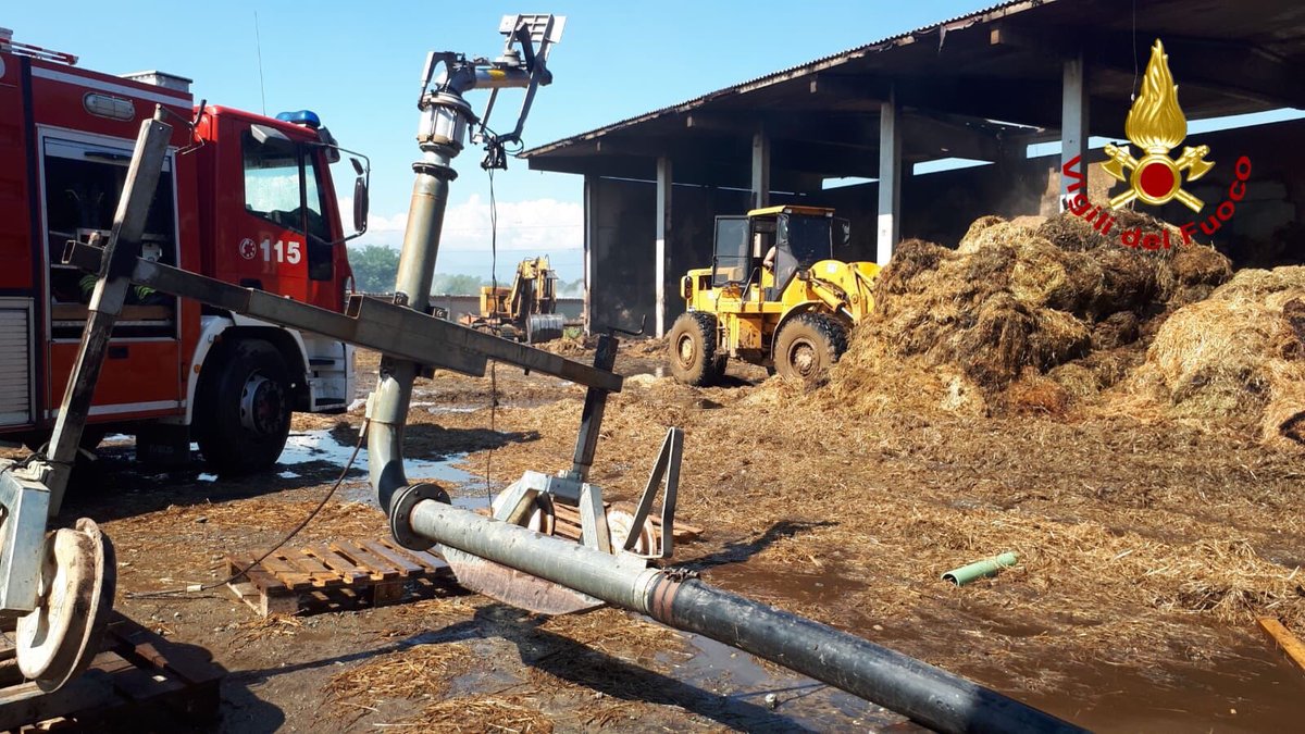 vigilidelfuoco's tweet image. #BorgaroTorinese (TO) #4set 14:30, dopo più di 24 ore di lavoro estinto dai #vigilidelfuoco l’#incendio di un capannone agricolo contenente balle di fieno #soccorsiquotidiani