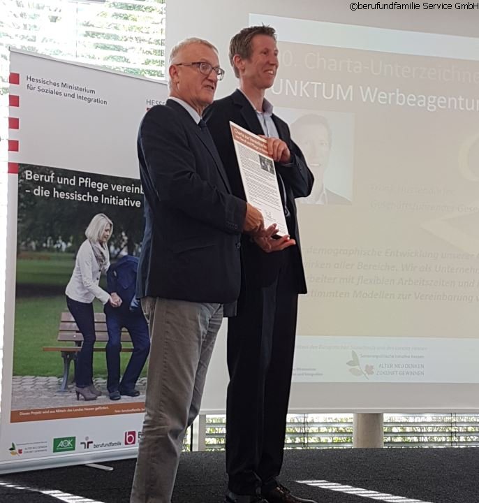 6. Chartaverleihung der Hessischen Initiative "#Beruf und #Pflege vereinbaren": Gratulation von Staatssekretär Dippen <a href="/SozialHessen/">Hessisches Sozialministerium</a> an den 200. Chartaunterzeichner (von inzw. 213) <a href="/PUNKTUM_werbung/">PUNKTUM Werbeagentur</a>; @AOKHessen; bit.ly/2wHbZJV ^sg