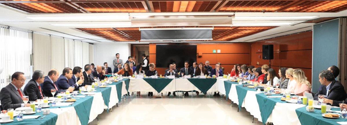 cruz_roa's tweet photo. ¡Excelente martes! Nos encontramos en la primera reunión previa del grupo parlamentario del PRI, donde nuestro coordinador @JuarezCisneros nos da a conocer el proyecto del orden día de la #SesiónOrdinaria.
@EnriqueOchoaR @ErnestoNemer https://t.co/cwt8t1Im5A