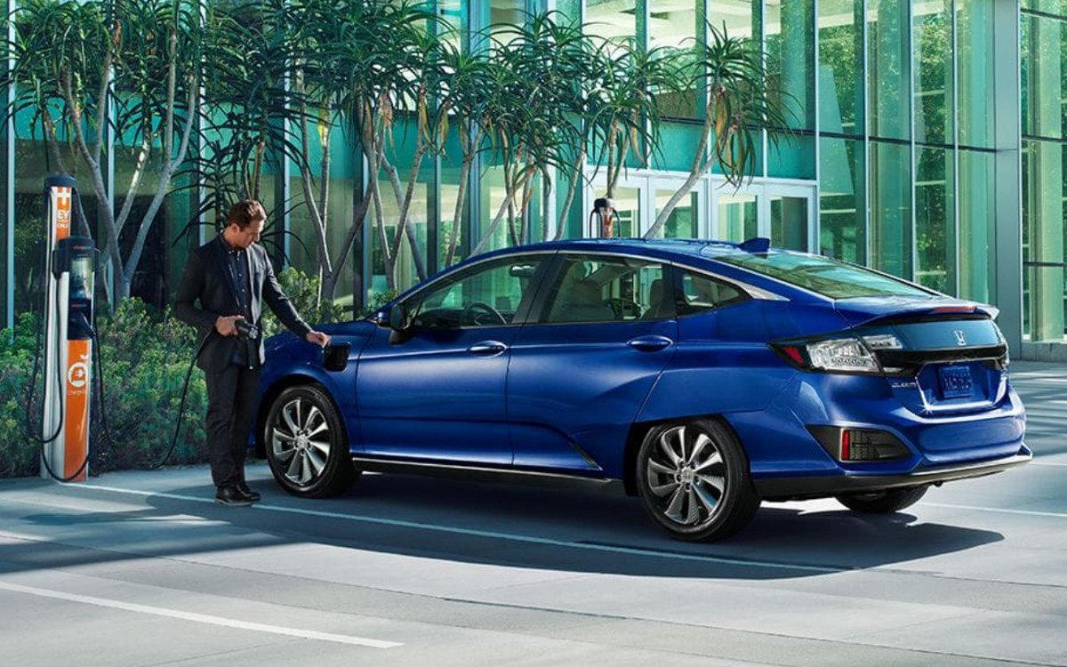 gphonda's tweet photo. With three ways to charge, thousands of EV stations nearby and the HondaLink app, it's easy to see where the road might take you in the #ClarityElectric https://t.co/0ZWFgiu2gG