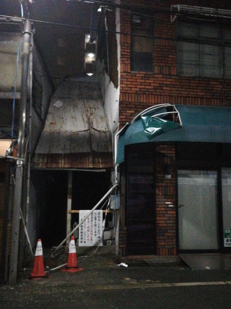 InACertainChild's tweet photo. 台風21号、通称チェービーさん。
屋根やら看板やら何かしらの破片がそこら中に落ちてる。関西に住み始めて十余年経つけど、このレベルは初めてかも。直撃中にちょっとだけ外に居たけど、トタンやら木屑やらが目の前を飛び交ってるし、街路樹根こそぎ倒れてるしで失禁するかと思った。 https://t.co/6qXYSTEXDk