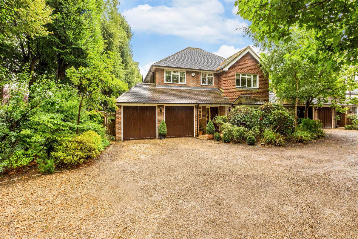 HamptonsMhead's tweet image. REDUCED!!   A superb 4 bedroom, 3 bathroom detached family home with mature gardens and garage, on a #privateroad within the coveted Sandisplatt area of #Maidenhead  #towncentretrainstationapproxtwomiles Contact us for further details 01628 622131