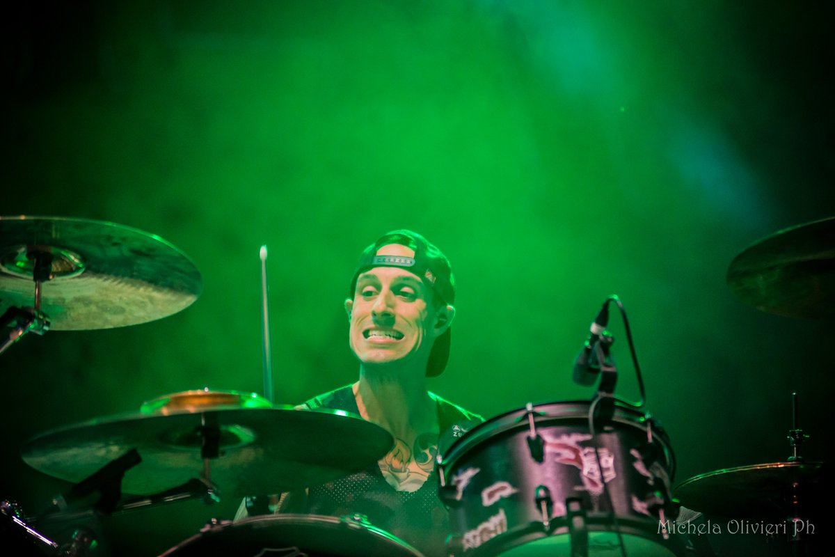 MichelaPhoto's tweet photo. Talented drummer Frank Zummo live with @Sum41 @RiminiParkRock #drummer #punkrok #canada #photography #livemusic
gallery on @fasecontrofase https://t.co/hpEXTvciRC