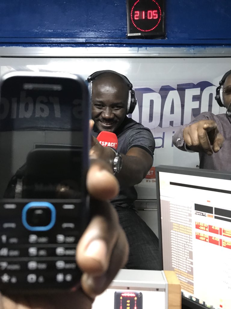 LamineGuirassy's tweet photo. En live on slache @BoubaDial1 avec son téléphone @espacefm_gn https://t.co/fK3P8lzPJE