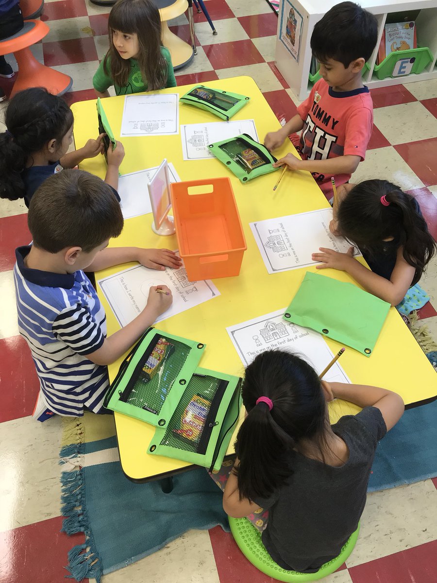 mrsvalvo_'s tweet image. These happy kinders made themselves right at home today! #firstdayofK #MineolaProud @Hampton_Street