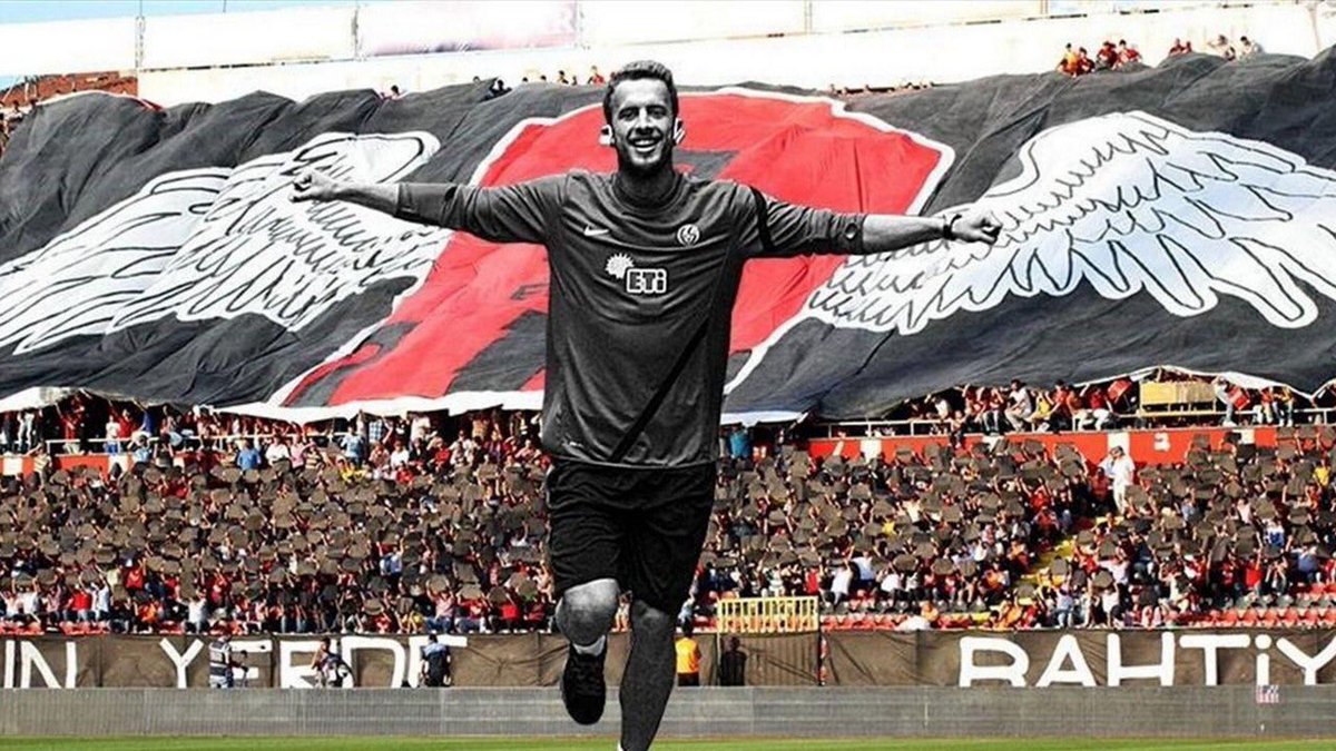 "En büyük hayali Fenerbahçe'de oynayabilmekti.."

Ediz Bahtiyaroğlu’nu vefatının 6. yılında saygı ve rahmetle anıyoruz. Mekanın cennet olsun. #EdizBahtiyaroğlu