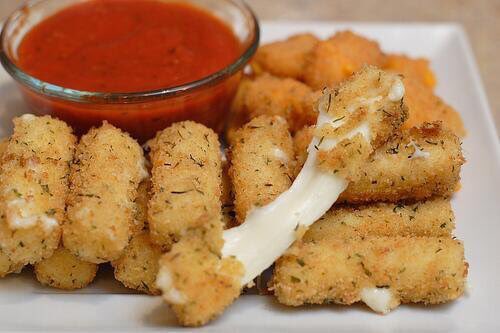 FoodPornAddicts's tweet photo. Mozzarella Sticks and Marinara Sauce https://t.co/jeirlgQPn6