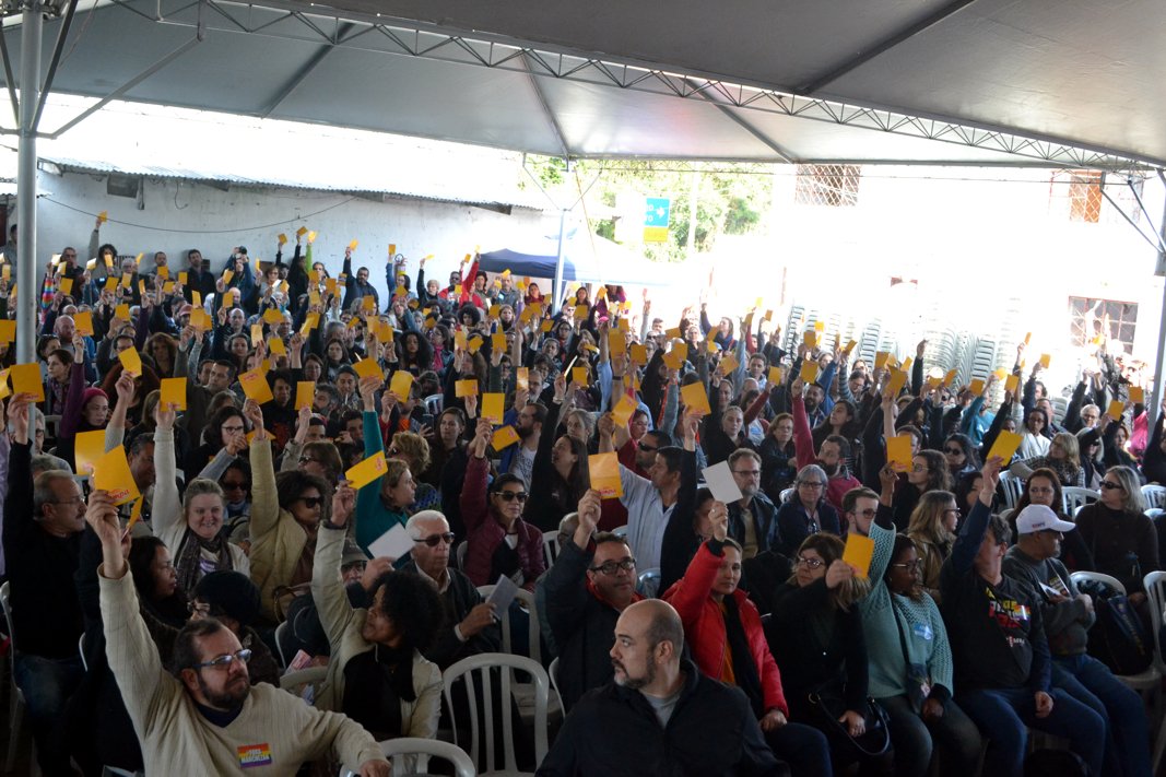 simpapoa's tweet photo. No 35º dia de greve, a categoria municipária decidiu permanecer no movimento, em votação realizada na assembleia geral desta terça-feira (4/9). 📷 Fotos e notícia: https://t.co/e95QGXMijW

#GreveDosMunicipários #DataBase2018 
#DerrotarOsPLs #NegociaçãoJá https://t.co/wCVkhOwiMj