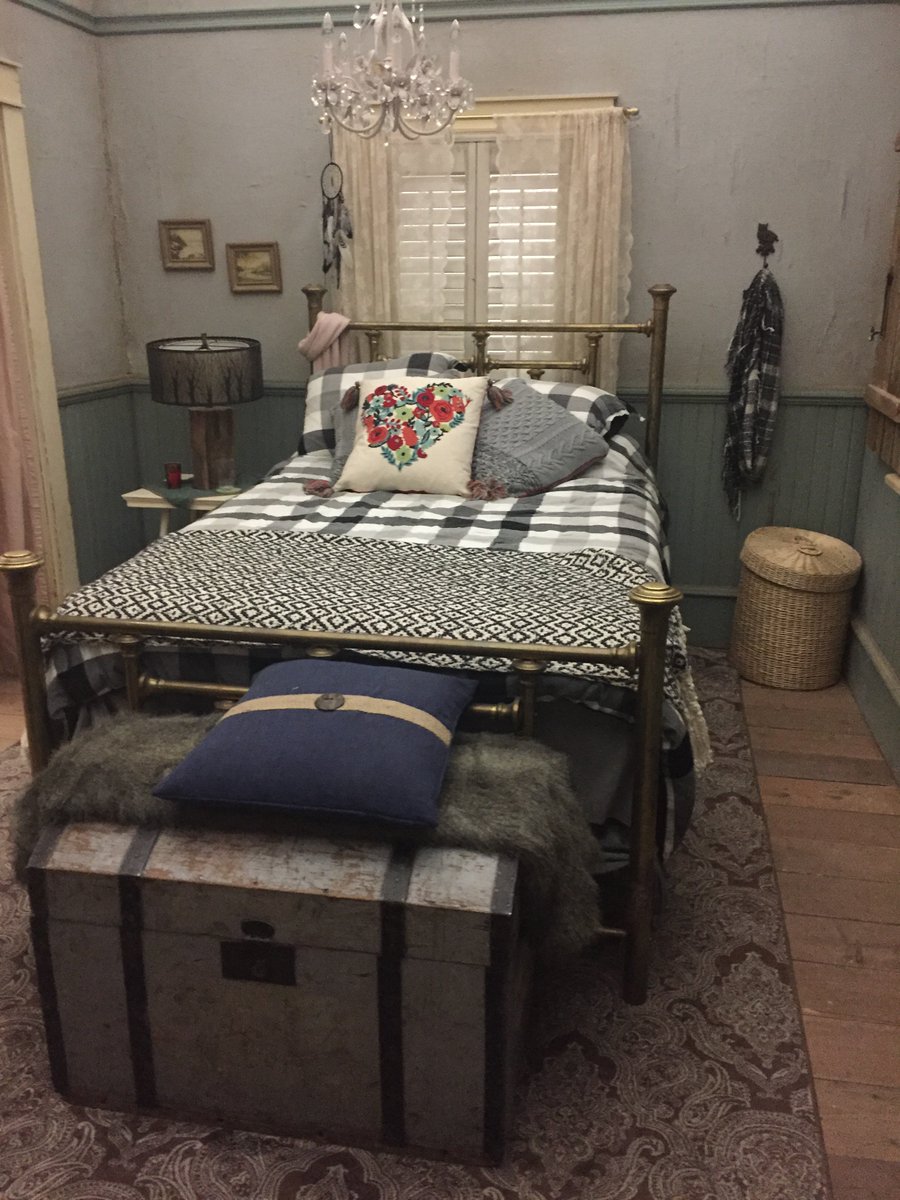 cbleighb's tweet photo. It's Behind the Scenes time for episode 307 of #WynonnaEarp.  I've got just a few pictures today but the last two are going to be a doozy so grab some tissues!  Have you ever wanted to snoop around the Homestead?  Here's Wynonna's room. https://t.co/I2abs5lFWw