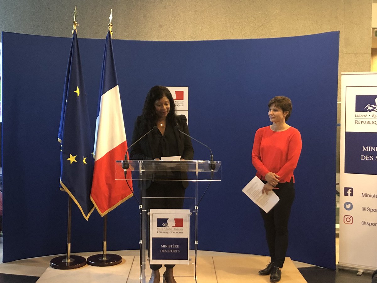 Sports_gouv's tweet photo. Suivez la passation de pouvoir entre @FlesselLaura et la nouvelle ministre des Sports @RoxaMaracineanu
🔴 Live vidéo à suivre sur la page Facebook du ministère des Sports https://t.co/iPyS67vI7G