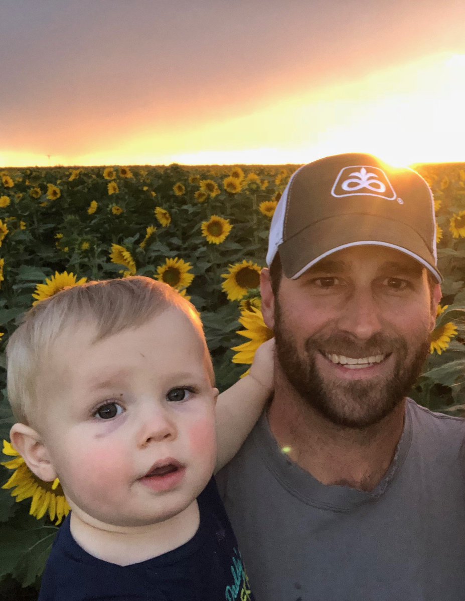 CornQueenLiesel's tweet photo. Labor Day holiday pic shared by a customer with @PioneerSeeds #Sunflowers and a gorgeous #Sunset backdrop. It just doesn't get better than this!  #NextGeneration @corteva @CortevaUS https://t.co/Xe6QaWlhbi