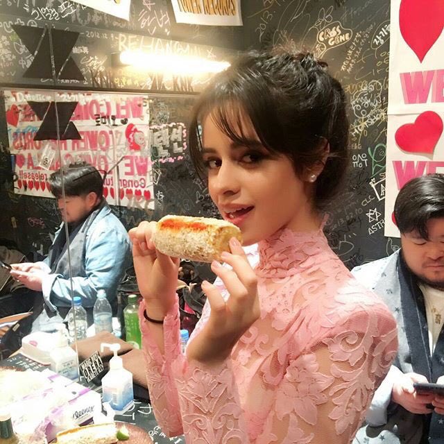 CCamilizersMX's tweet photo. ¿Podrán Camila y un elote llegar a los 200 RTs y 200 comentarios?

#MPN #CamilaCabello https://t.co/H9VZiEEHmV