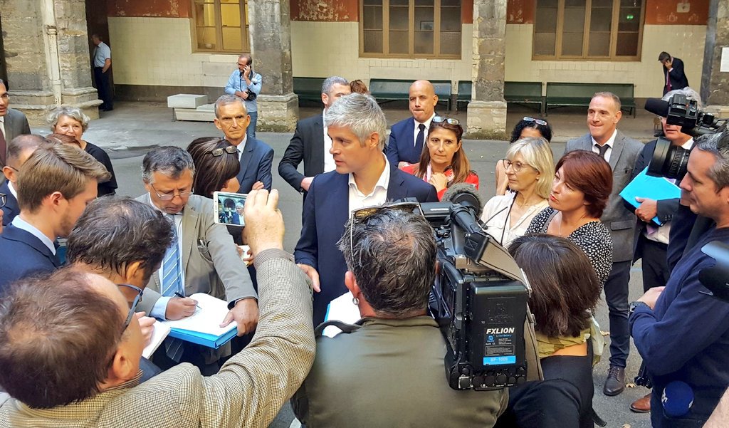 SandrineChaix's tweet photo. A l'occasion de la visite de rentrée de @laurentwauquiez et @berthouxb ce matin au lycée La Martinière Diderot, nous avons présenté le robot de télé-présence mobile à destination des lycéens empêchés qui est déployé en cette rentrée par @auvergnerhalpes. #robotlyceenregion https://t.co/biSQ1uaeE7