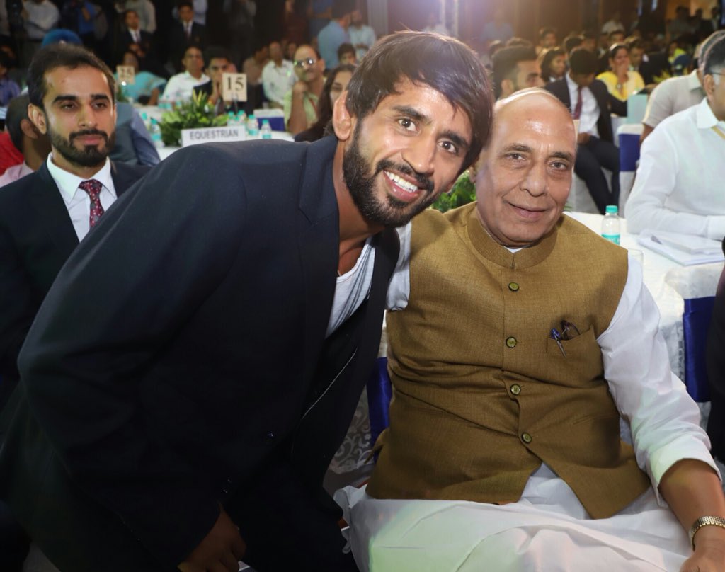 rajnathsingh's tweet image. जो बजरंग हैं और बली भी, ऐसे @BajrangPunia से आज अच्छी भेंट हुई। एशियाड में स्वर्ण पदक के साथ-साथ इन्होंने देश के तमाम दिलों को जीता है।