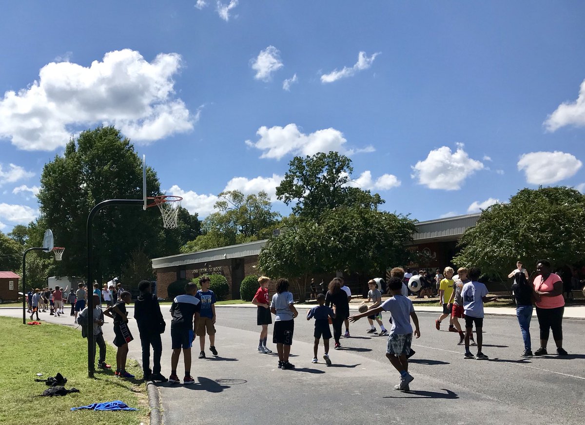 JTM_IB's tweet image. My day as a 6th grader: Recess! Lots of options! Basketball, soccer, 4 square, climbing, reading, chatting, 4-leaf clover searching... Teachers are playing, too. Fresh air &amp;amp; sunshine is wonderful. #shadowstudent