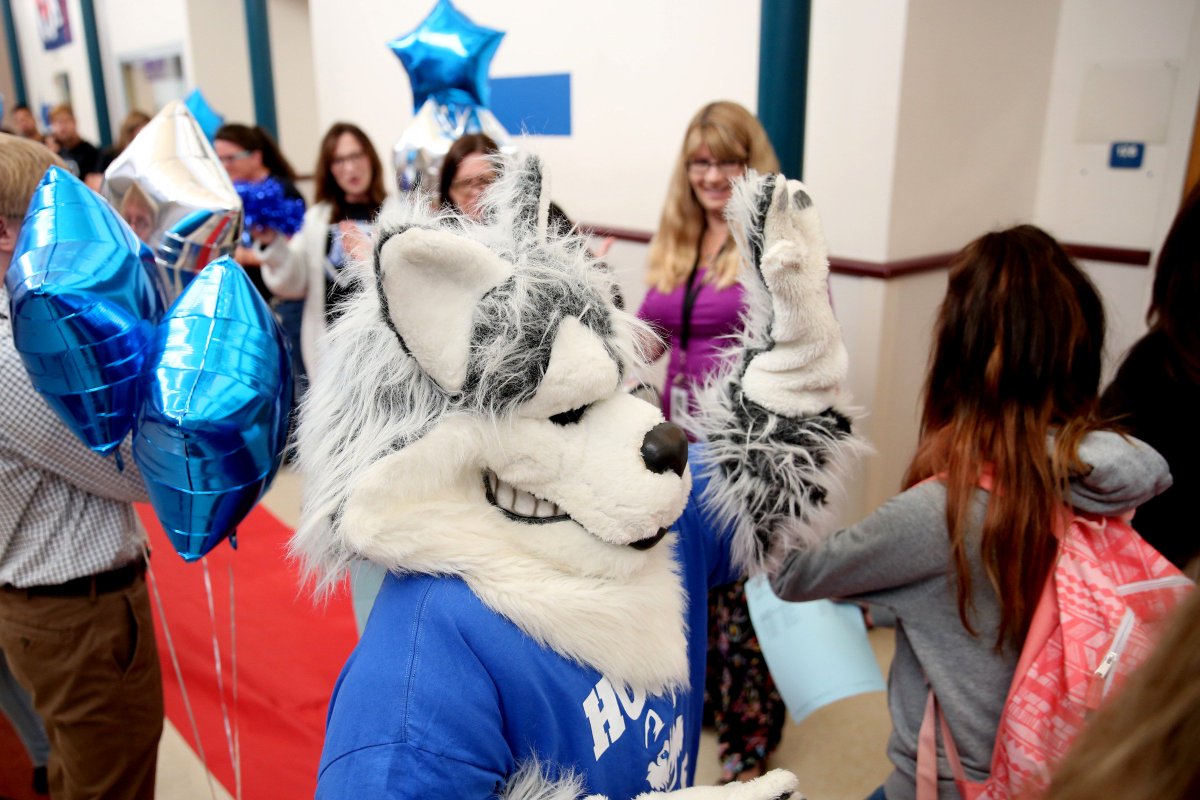 NataliePateGwin's tweet photo. .@annaereed captures some #backtoschool moments as sixth-graders begin at Houck Middle School #inSalemOR @salemkeizer more to come! https://t.co/pL5FkOZKqx