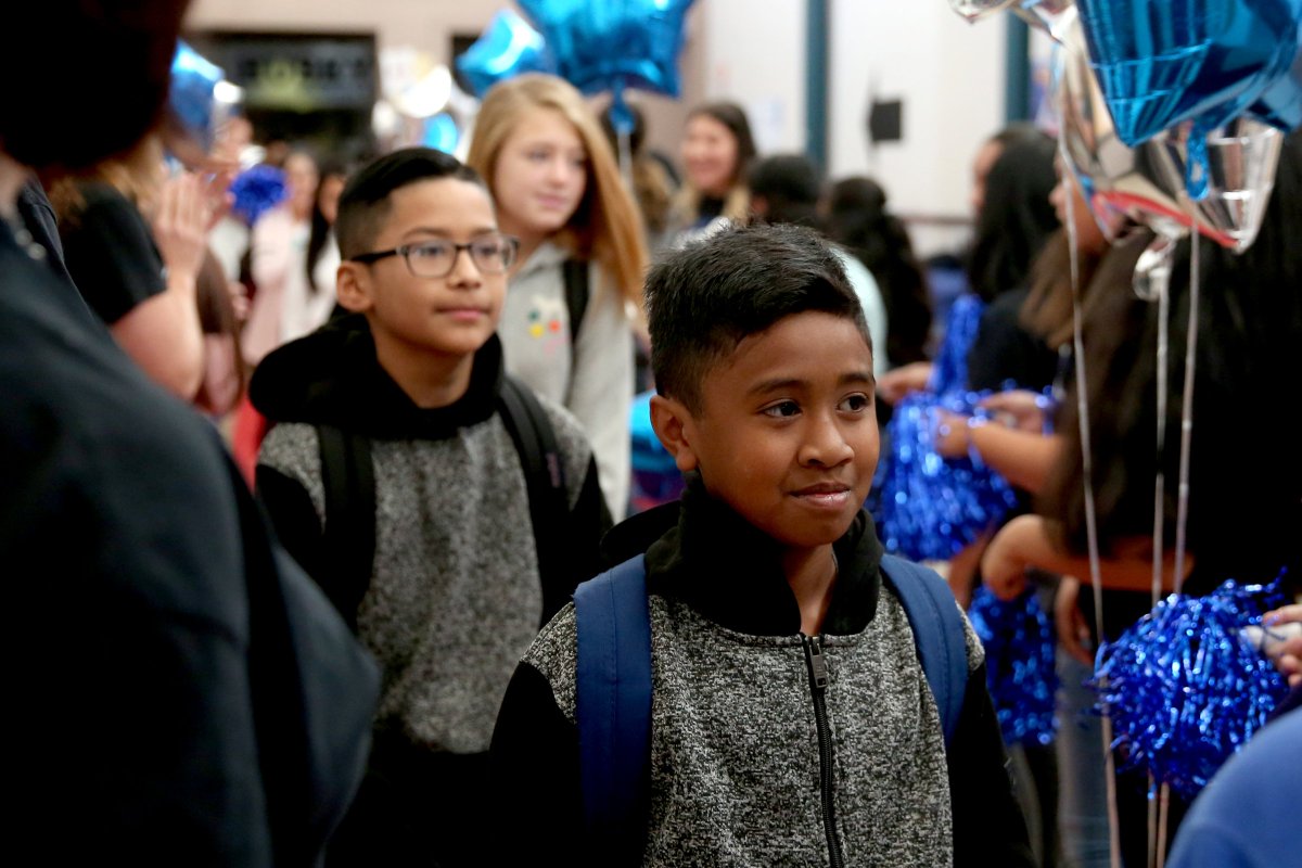 NataliePateGwin's tweet photo. .@annaereed captures some #backtoschool moments as sixth-graders begin at Houck Middle School #inSalemOR @salemkeizer more to come! https://t.co/pL5FkOZKqx