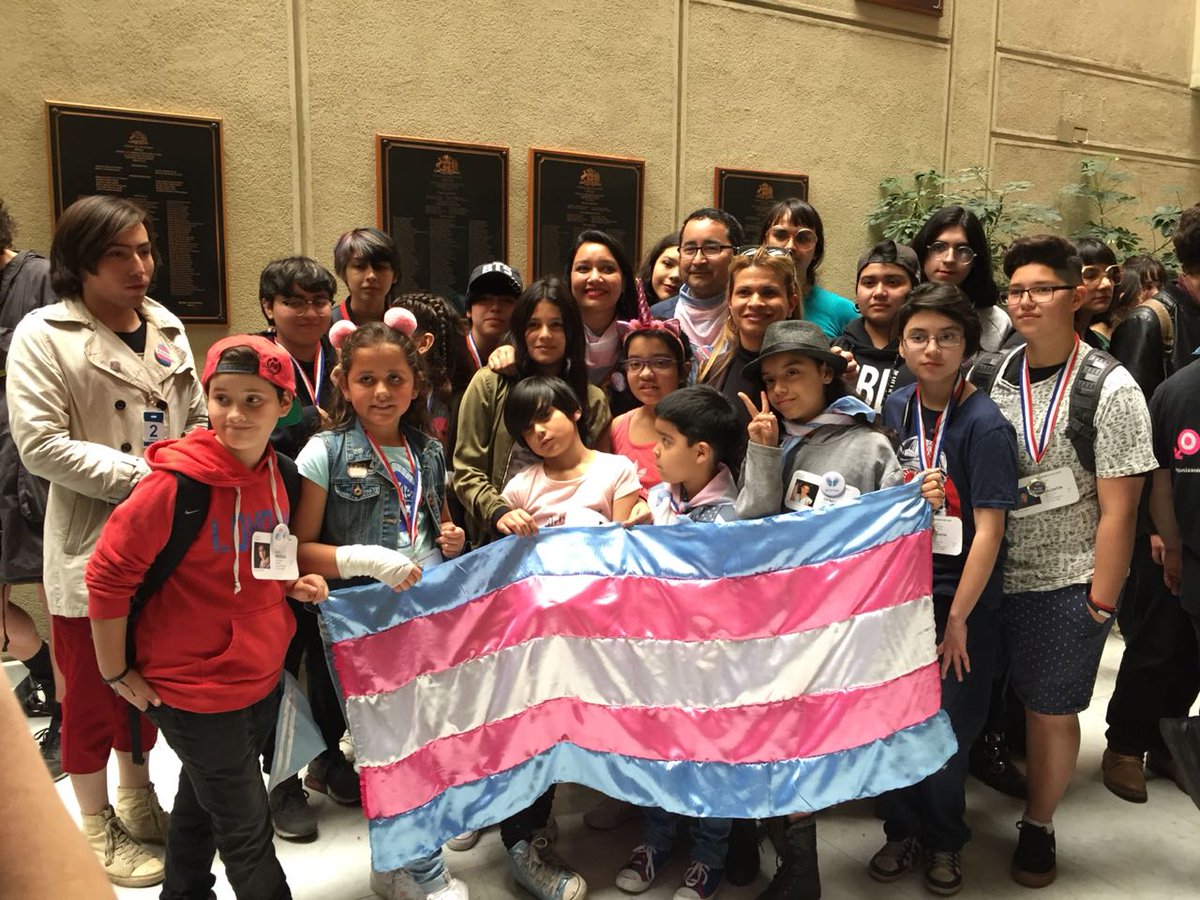 Rominaramirezo's tweet photo. Hoy niños, niñas y adultes Trans en el Congreso exigiendo Ley de Identidad de Género para todes @FrenteDS @FSelenna @OTDChile @acciongay @MUMS_Chile @izqautonoma @izq_libertaria @PartidoPODER @RDemocratica @MovAutonomista @mpsolcl @elchedelosgays @LatitudGay @VozCiudadanaCL https://t.co/Dq4HhDkpyq