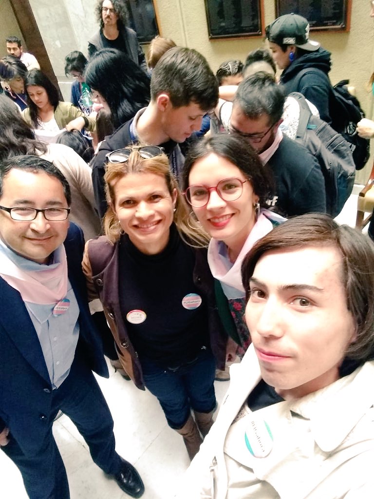 Rominaramirezo's tweet photo. Hoy niños, niñas y adultes Trans en el Congreso exigiendo Ley de Identidad de Género para todes @FrenteDS @FSelenna @OTDChile @acciongay @MUMS_Chile @izqautonoma @izq_libertaria @PartidoPODER @RDemocratica @MovAutonomista @mpsolcl @elchedelosgays @LatitudGay @VozCiudadanaCL https://t.co/Dq4HhDkpyq