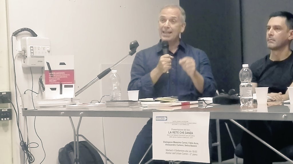 #MassimoCarosi affronta la capacità della #danza di poter abitare qualsiasi luogo grazie al suo essere generatore di relazioni e di #cittadinanza. Lo spazio pubblico sempre più limitato, continua negoziazione del diritto di libera fruizione