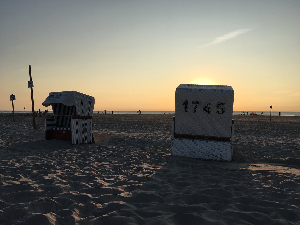 FeWoBeisel's tweet photo. Abendstimmung am #Meer! Der #Sommer geht langsam, doch das Rauschen der #Wellen bleibt.. #SPO #Urlaub #Strandkorb https://t.co/XJI3h9OykS