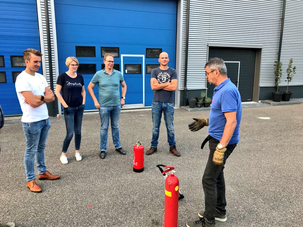 Protectbrandbev's tweet photo. Ook vanavond zijn de cursisten van de Academy van @BusinessClubNV weer fanatiek bezig met o.a. op de juiste manier blussen van beginnende brandjes. https://t.co/p6mSZptU2M