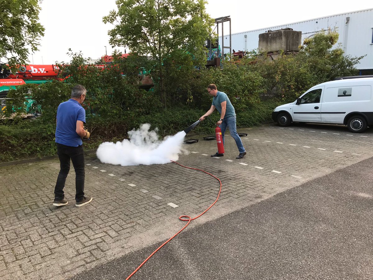 Protectbrandbev's tweet photo. Ook vanavond zijn de cursisten van de Academy van @BusinessClubNV weer fanatiek bezig met o.a. op de juiste manier blussen van beginnende brandjes. https://t.co/p6mSZptU2M
