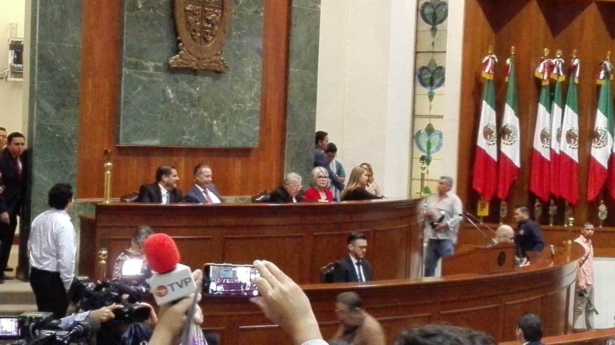 Franciscaheay's tweet photo. Sesión Solemne.
Inscripción en muro de honor de Dr. Jesús Kumate R. https://t.co/DUsSQ8rPNe