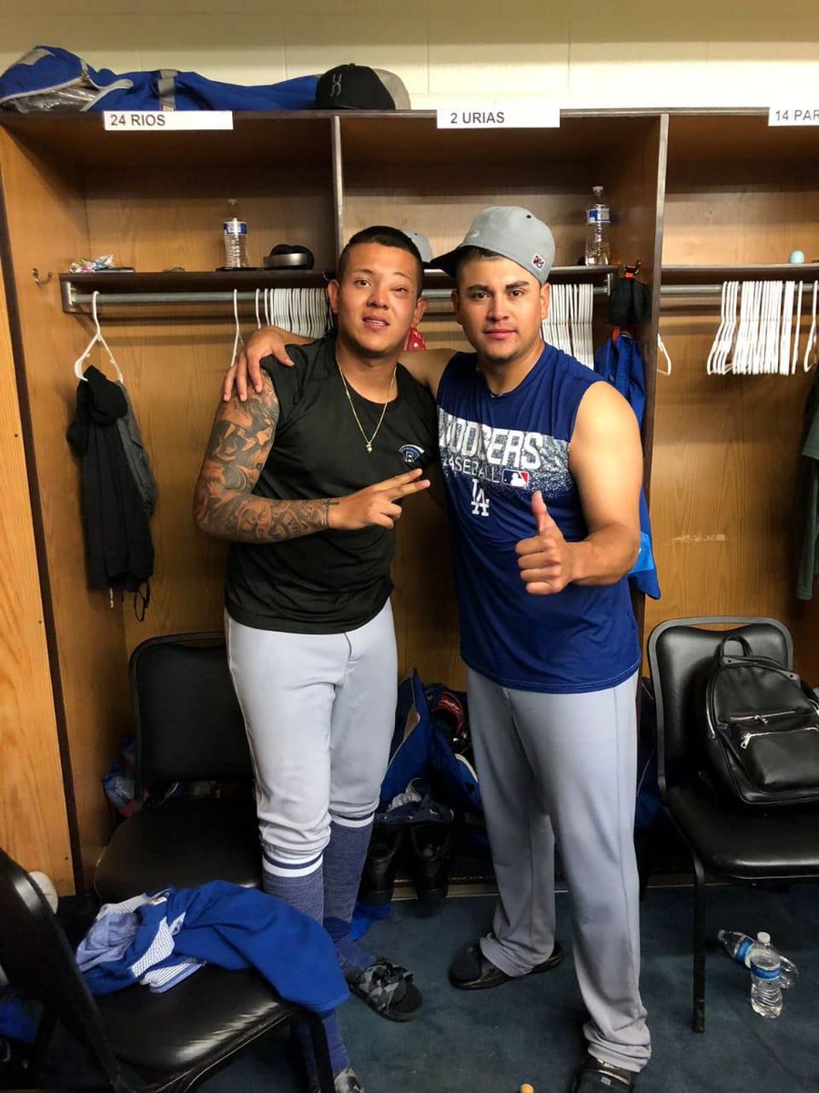 ¡Mucho #MexicanPower zurdo en esta foto!
<a href="/ManBanuelos/">Manny Banuelos</a> y <a href="/theteenager7/">The Teenager</a> festejaron ayer el título divisional de los <a href="/okc_dodgers/">Oklahoma City Dodgers</a>. 
¡Qué sigan los éxitos! #YoAmoElBeis ⚾🇲🇽