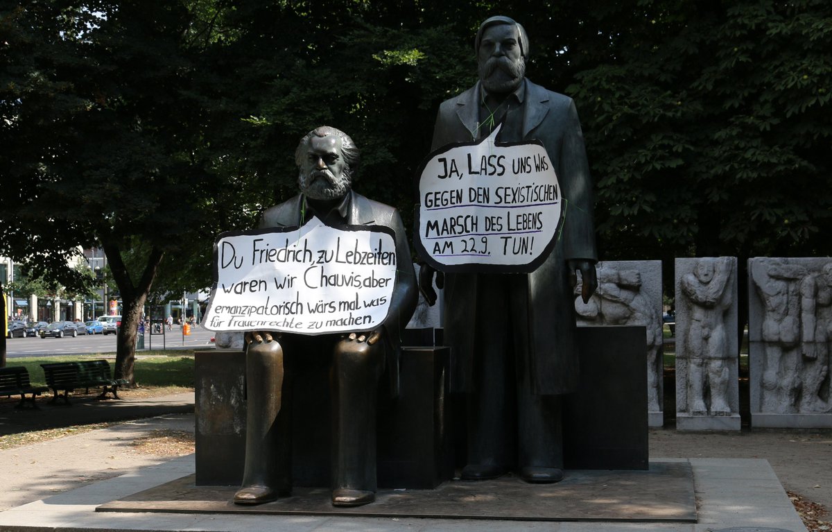 memorialsunder1's tweet photo. In #Berlin engagieren sich #Marx und #Engels neuerdings für #Feminismus und das Recht auf Abtreibung, außerdem mobilisieren sie für den Aktionstag gegen den "Marsch des Lebens" am 22.9.
https://t.co/Z8RvvA0MUC https://t.co/2gWuTaudTa