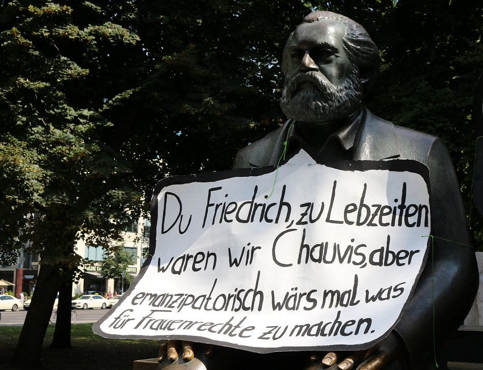 memorialsunder1's tweet photo. In #Berlin engagieren sich #Marx und #Engels neuerdings für #Feminismus und das Recht auf Abtreibung, außerdem mobilisieren sie für den Aktionstag gegen den "Marsch des Lebens" am 22.9.
https://t.co/Z8RvvA0MUC https://t.co/2gWuTaudTa