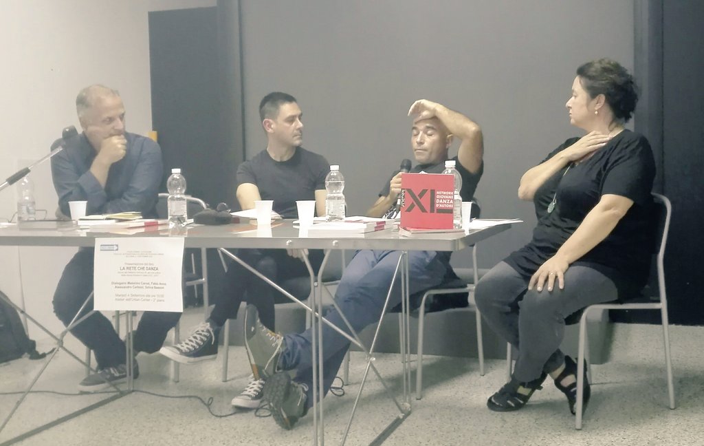 La danza urbana si differenzia da una danza in città per il suo essere fluida nel tempo e nello spazio, trasportata dai corpi e non dagli elementi statici della città. #AlessandroCarboni interviene all'incontro #LaReteCheDanza