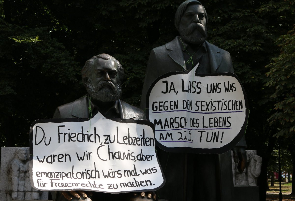 memorialsunder1's tweet photo. In #Berlin engagieren sich #Marx und #Engels neuerdings für #Feminismus und das Recht auf Abtreibung, außerdem mobilisieren sie für den Aktionstag gegen den "Marsch des Lebens" am 22.9.
https://t.co/Z8RvvA0MUC https://t.co/2gWuTaudTa